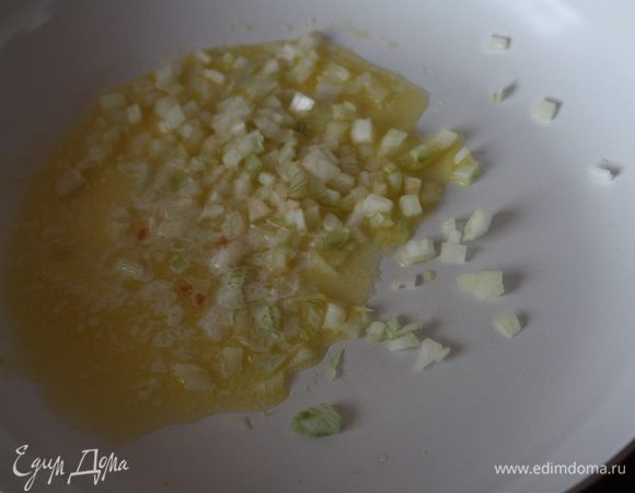 Растопить сливочное масло и обжарить лук до прозрачности, 3-4 минуты.