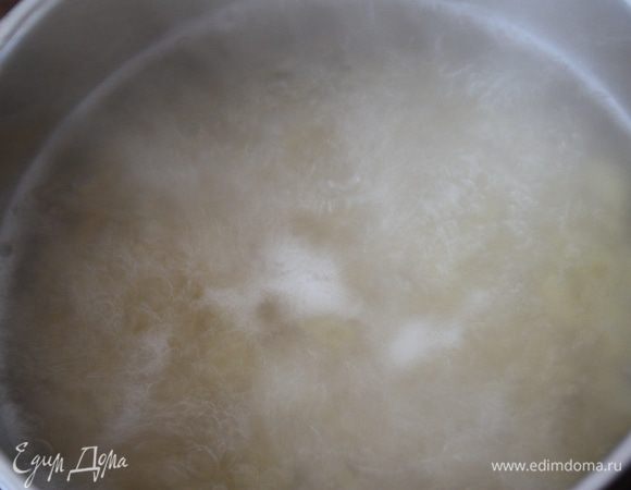 Тем временем поставить воду на пасту и отварить ее в подсоленной воде, 7 минут.