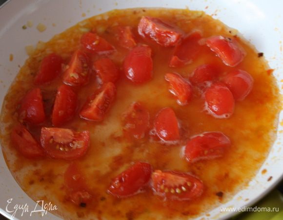 Добавить к луку помидоры, обжарить 2-3 минуты, потом вылить туда водку и выпарить ее на сильном огне 30 секунд.