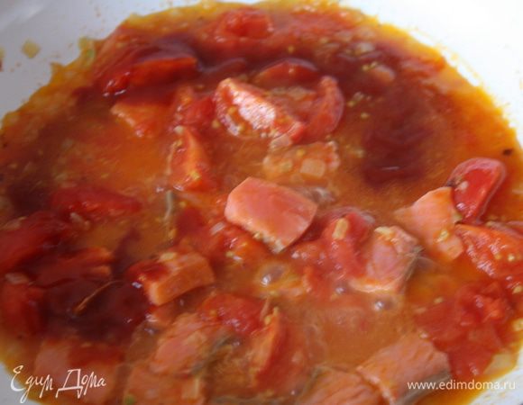 Добавить семгу, перемешать и убавить огонь до минимума. Развести томатную пасту в 1 ст.л. воды и влить в сковороду.