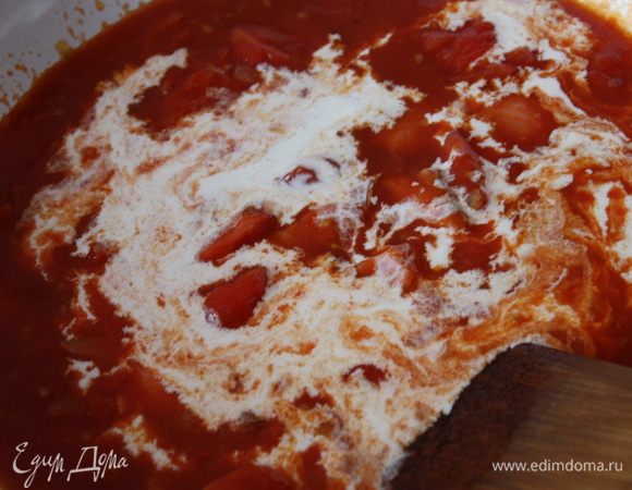 Добавить сливки, прогреть 2-3 мин., закрыть крышкой и выключить огонь.