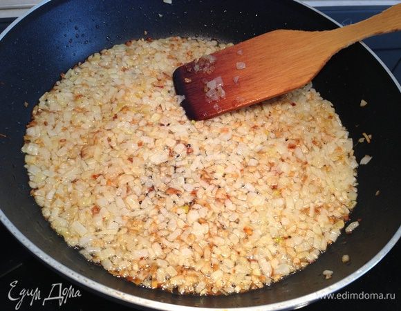 Лук мелко нарубить и обжарить на растительном масле до золотистости...