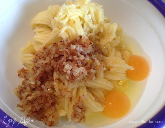 Картофель пропустить через мясорубку или размять. Добавить к картофелю яйца, обжаренный лук. Посолить и по перчить по вкусу...