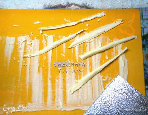 Аналогичную работу проводим и с белым шоколадом. Периодически доску с шоколадом охлаждаем в холодильнике, иначе шоколад нагревается, обычно через несколько завитков я её убирала. Если полоска шоколада не закругляется, можно помочь немного рукой, придав закрученный вид на гладкой поверхности. Но работать с шоколадом нужно быстро. Полученные завитки сначала в таком виде убираем сразу же в холодильник, только после этого их можно собрать в одном контейнере и хранить в холодильнике.