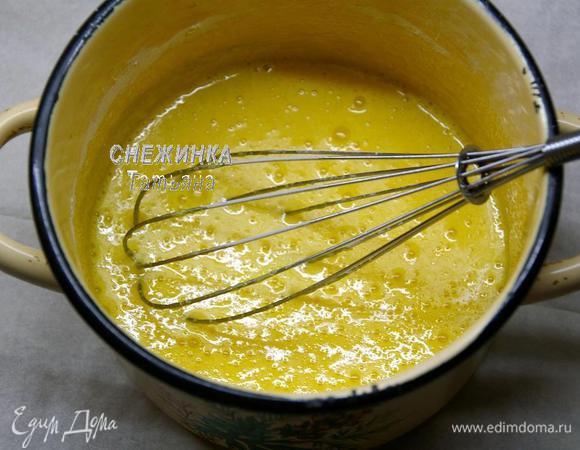 ПРИГОТОВИМ КРЕМ. В кастрюльке растираем венчиком яйца и желтки с сахаром. Затем просеиваем к ним крахмал, ещё раз взбиваем.

