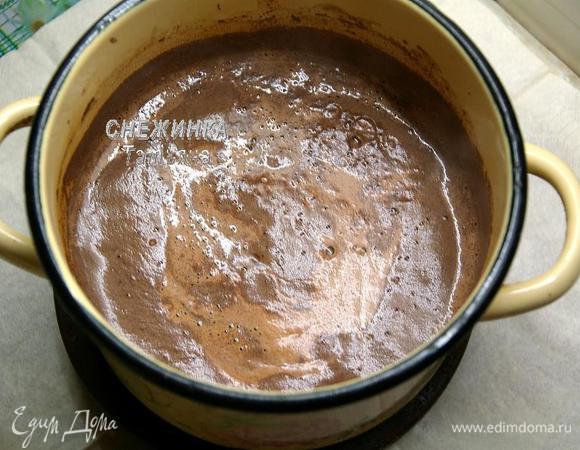 В другой кастрюльке завариваем какао. Смешиваем порошок какао с ванилином и молоком. Ставим на огонь и доводим до кипения. Образуется пенка, которая станет подниматься.