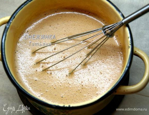 Заливаем горячим какао яичную массу, постоянно помешивая её венчиком.