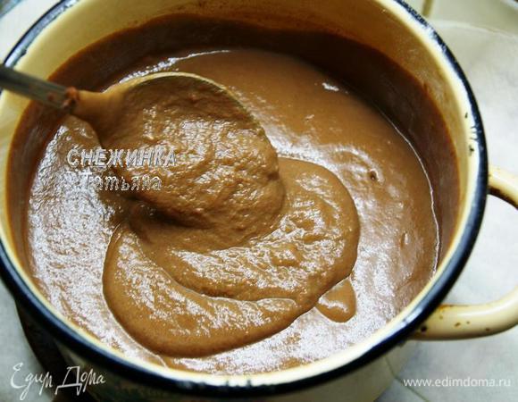 Ставим всё на огонь и, помешивая венчиком, варим крем до загустения. Это займёт несколько минут.