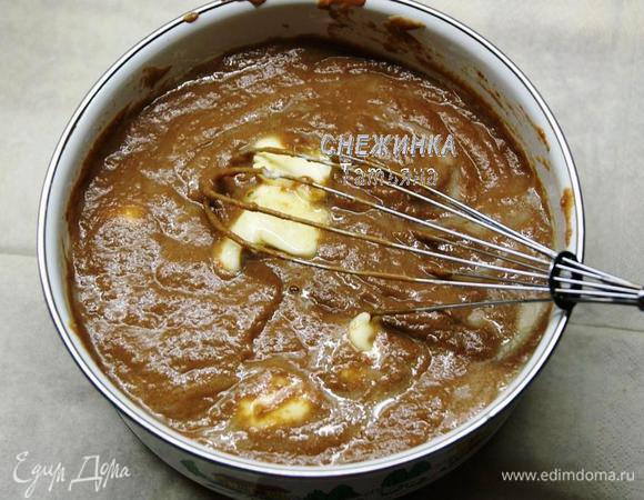 Перетираем крем через сито в другую ёмкость и добавляем кусочки сливочного масла. Перемешиваем до однородности и остужаем на холодной водяной бане, периодически мешая. Готовый крем после охлаждения закрываем крышкой и оставляем в холодильнике до востребования, он ещё загустеет.