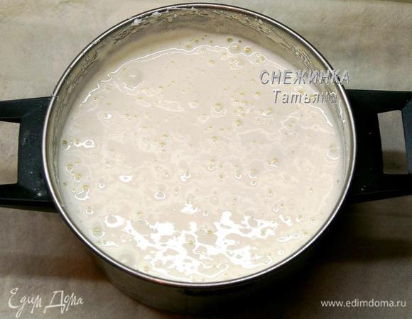 ДЛЯ ВАНИЛЬНОГО БИСКВИТА белки отделяем от желтков. Взбиваем белки при помощи миксера в крепкую пену. Постоянно взбивая, вводим сахар и ванилин. Продолжая взбивать, вводим желтки.