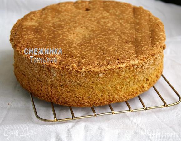 Выпекаем бисквит в разогретой до 180С духовке 50 минут до сухой зубочистки. В общем-то, следите и ориентируйтесь по своей духовке, может понадобиться меньше или больше времени. Готовый бисквит переворачиваем на решётку и полностью охлаждаем.