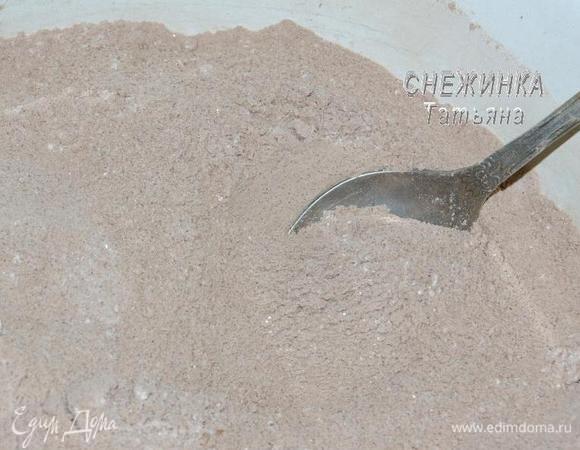 ДЛЯ ШОКОЛАДНОГО БИСКВИТА отдельно соединяем сухие и мокрые ингредиенты. Просеиваем в миску муку и какао, добавляем сахар, соду и разрыхлитель, перемешиваем.