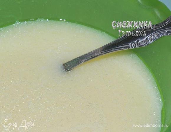 В другой миске перемешиваем взбитые венчиком яйца, молоко и растительное масло.