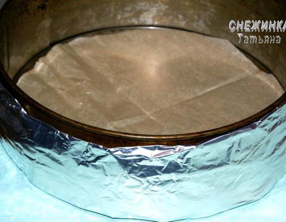 Соединяем все ингредиенты, влив мокрые в сухие. Перемешиваем до однородной густой массы. Наливаем крутой кипяток и быстро перемешиваем. Дно формы снова выстилаем бумагой, не смазывая её, вокруг формы оборачиваем фольгой с мокрым полотенцем (в данном случае это особенно актуально, потому что тяжёлое тесто так и норовит подняться в центре горочкой:)) Выливаем жидкое тесто в форму.