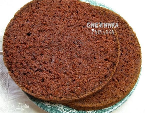 Из шоколадного бисквита делаем два коржа, у меня получились по 2 см. в высоту  (предварительно я срезала верхушку). Пользовалась линейкой, т.к. нам необходимо, чтобы и шоколадные, и ванильные коржи имели одинаковую высоту. 