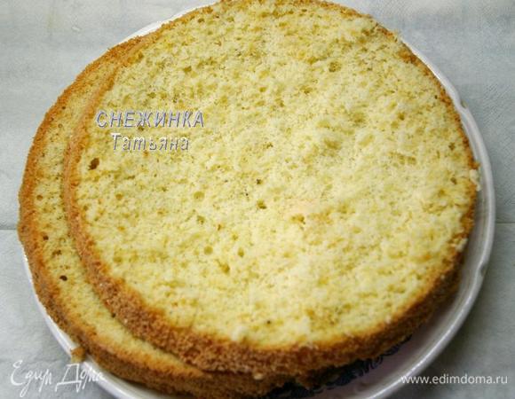 Ванильный бисквит также разрезаем на 2 коржа, высотой 2 см. В нём я срезала немного верх и низ.