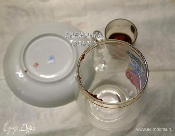 ФОРМИРУЕМ ТОРТ. Чтобы сделать шахматный торт внутри, необходимо вырезать из коржей круги разной величины. Для этих целей я воспользовалась подручными средствами: рюмкой, стаканом, блюдцем, вокруг которого вырезала ножом.