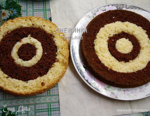 Вырезаем круги. Затем вставляем их друг в друга, чередуя шоколадный и ванильный бисквит. Получается четыре разноцветных коржа, по два из них одинаковые.