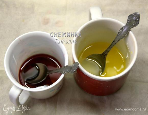 Готовим пропитки. Для шоколадного бисквита будет просто алкоголь, у меня вишнёвая настойка на коньяке. Для ванильного бисквита – лимонный сироп. Для этого соединяем в кастрюльке цедру и сок лимона с водой и сахаром. Ставим на огонь, доводим до кипения, чтобы сахар растворился. Остужаем.