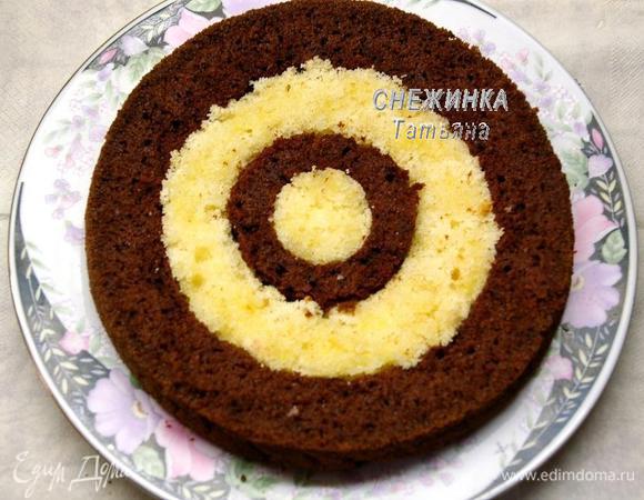 На блюдо для торта кладём один разноцветный корж. Тёмные части немного пропитываем алкогольной пропиткой, светлые – лимонным сиропом.