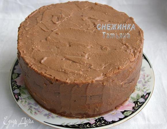 Следующим сверху кладём корж, в котором светлым будет самый большой круг, т.е. чтобы цвета чередовались в другом порядке по сравнению с первым коржом. Сверху – крем и вишня. Третий корж уже с большим тёмным кругом, крем, вишня и накрываем последним коржом. Обмазываем весь торт оставшимся кремом.