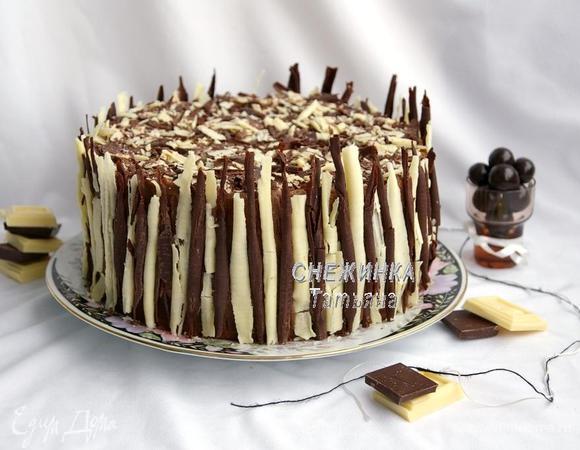 Сразу же украшаем бока торта шоколадными трубочками, чередуя их из чёрного шоколада и белого. Сверху насыпаем чёрно-белую шоколадную крошку. Торт оставляем в холодильнике, лучше на ночь, пропитаться. 