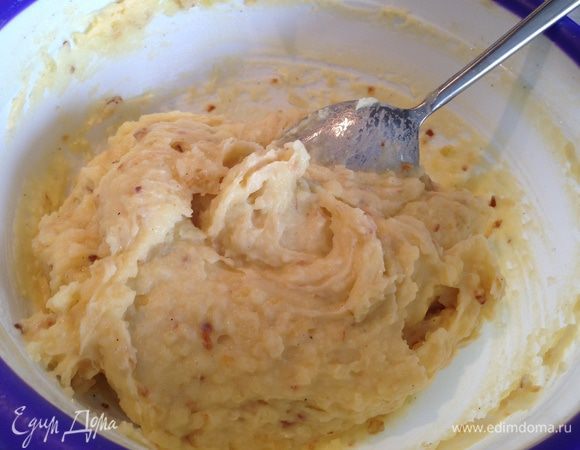 Фарш хорошо вымешать. Сформировать котлетки. Легче это делать макая руку в растительное масло. Запанировать в муке...