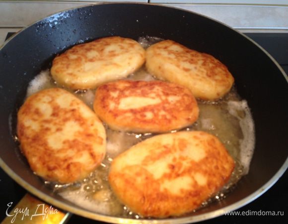 Обжарить с двух сторон на растительном масле до золотистой корочки...