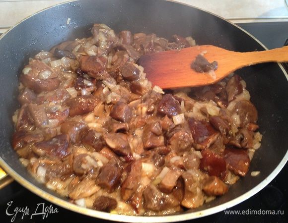 Для соуса грибы обжарить с луком...