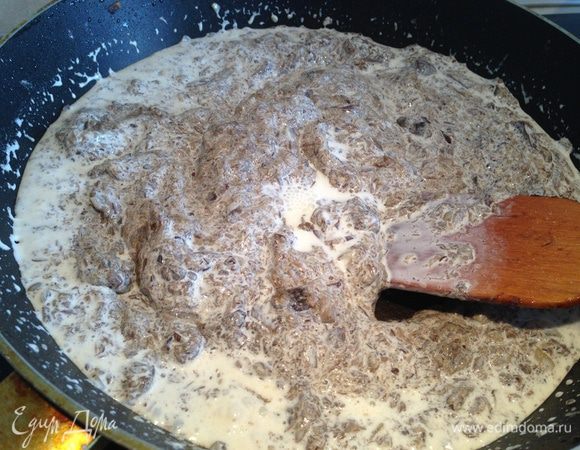 Вернуть грибы обратно на сковородку. Добавить муку, перемешать, добавить сливки. Посолить и по перчить по вкусу...