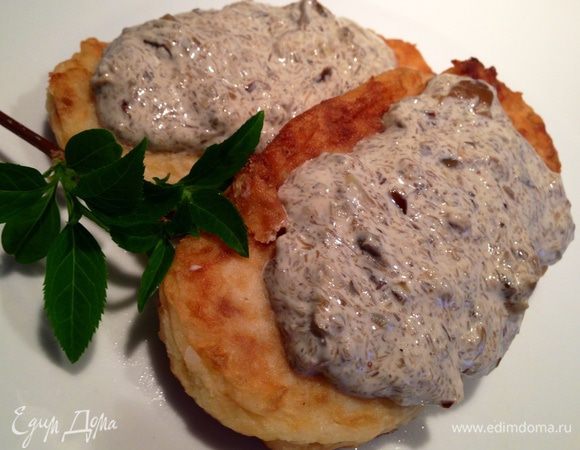 Подавать котлеты горячими, полив соусом. Приятного аппетита!