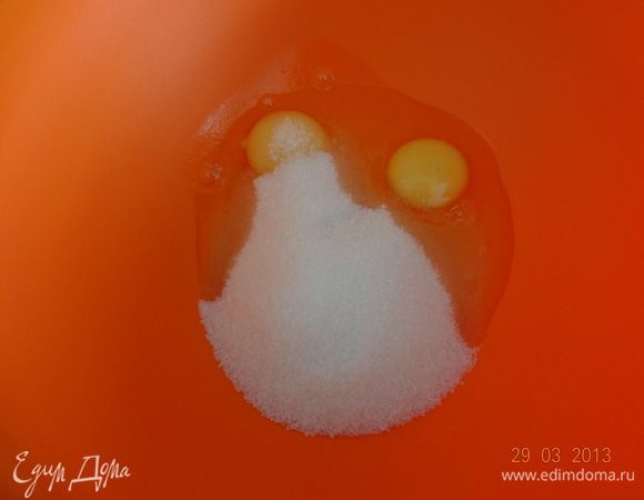 В глубокой миске смешать яйца и сахар, взбить венчиком.