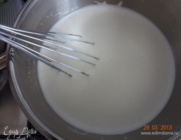 В сотейник выложить манную смесь и вылить все молоко, поставить на средний огонь, довести до кипения, постоянно помешивая.
