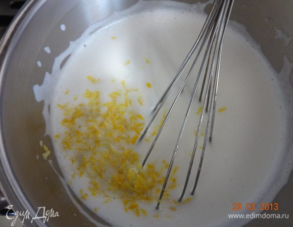 С лимонов натереть цедру и добавить к закипающей манно-молочной смеси, продолжая помешивать, сварить манную кашу.