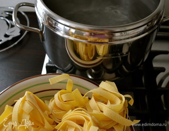 Включить духовку на 180 С. Поставить на огонь большую кастрюлю с водой для пасты. Как только вода закипит, посолить, и бросить варится пасту. Отваривать пасту ровно половину того времени, что указано на упаковке с пастой (очень al dente). В моем случае, три минуты... )) Важно - не переварить! 
