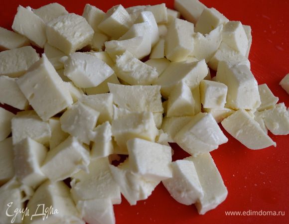 Пока закипает вода и варится паста......., нарезать кубиками моцареллу. 