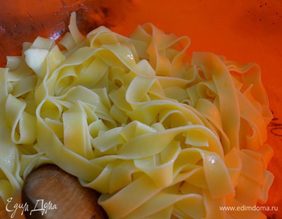 К этому времени ваша паста должна была уже свариться... )) Слить пасту, выложить в большую миску, добавить немного масла, чтобы не слиплась. 