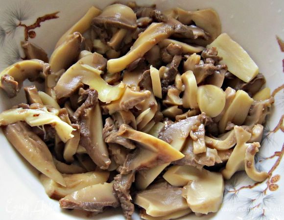 Грибы вынуть из банки и дать жидкости стечь. Если грибы слишком крупные, нарезать помельче.