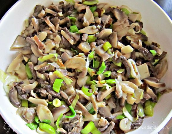 Грибы добавить к луку порею и потушить вместе 5 мин.