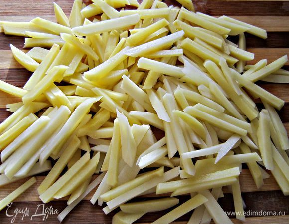 Картофель почистить и нарезать тонкой соломкой.