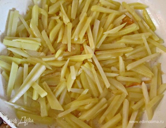 В отдельной сковороде на растительном масле поджарить картофель практически до готовности. Посолить.