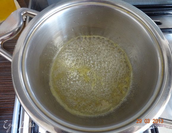 Одновременно с приготовлением манной каши, нужно сварить карамель, точнее сжечь. В небольшом ковшике смешать лимонный сок и сахар, поставить на огонь и варить до золотистого цвета и характерного запаха жженого сахара.