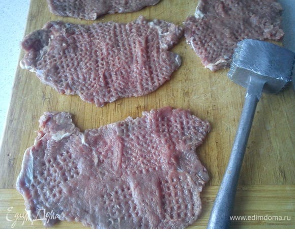 Мясо отбить до толщины 4-5 мм. Посолить и поперчить.