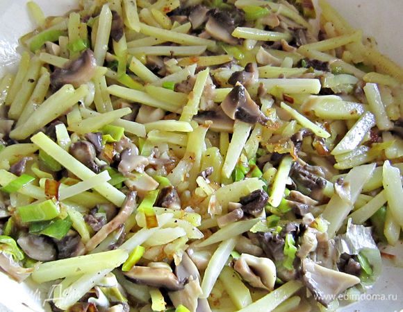 К картофелю добавить лук с грибами, перемешать и протушить вместе под крышкой 2 мин.