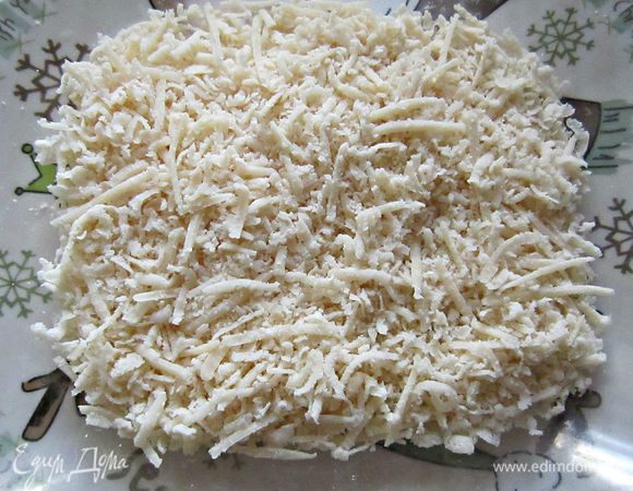 Сыр натереть на мелкой тёрке. Добавить к взбитым яйцам и перемешать.
