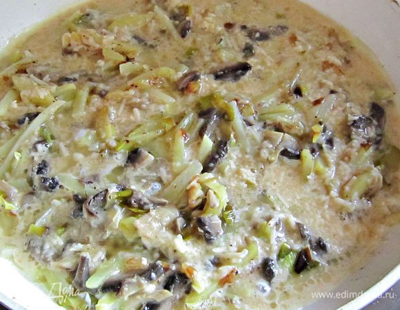 Картофельную массу залить взбитыми яйцами и тушить под крышкой на медленном огне около 7 мин.