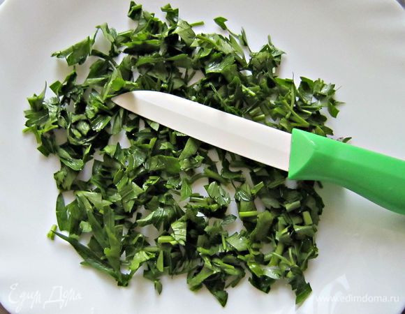 Тем временем мелко порубить зелень и перед подачей посыпать блюдо.