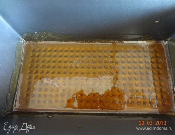 На такое количество продуктов я взяла небольшую прямоугольную форму (11*7 см) смазывать ничем не нужно, готовую карамель выливаем на дно, распределяя по бортикам.