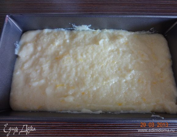 Сверху выкладываем горячую манную кашу, разравниваем. Я немного остудила десерт при комнатной температуре, т. к. затем его нужно отправить в морозильную камеру минимум на час (у меня охлаждался 4 часа), чем дольше будет стоять тем более вкус будет похож на мороженное.
