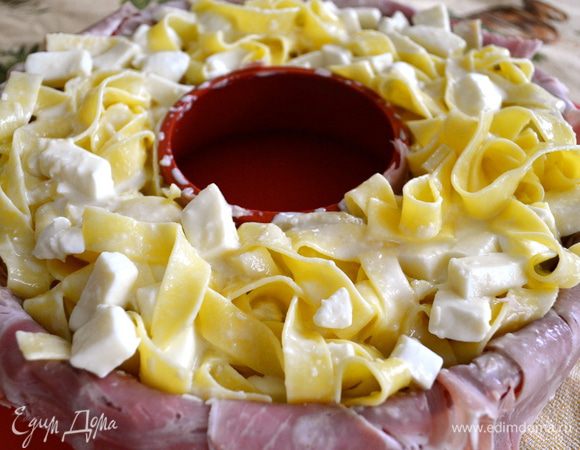 Добавить к ней кубики моцареллы, сливки и тертый "Пармезан". Как следуем перемешать и выложить пасту в подготовленную форму. 